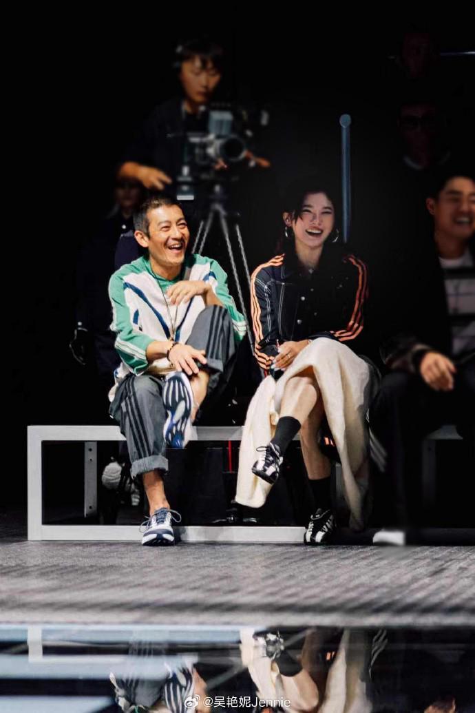 吴艳妮在上海参加时尚活动,与陈冠希、欧阳娜娜等人合影